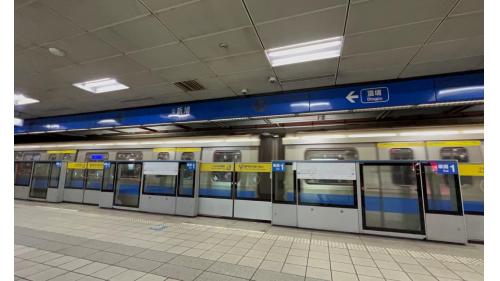 板南線之新埔站為地下2層車站，共設有5處出入口，地下一樓為大廳層，地下二樓為月台層，板南線之新埔站設有島式月台一座，並設有半高式月台門，板南線欲轉乘環狀線之旅客，採站外轉乘方式，由5號出口經站外人行步道至環狀線新埔民生站轉乘。
&nbsp;