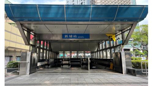 板南線之新埔站為地下2層車站，共設有5處出入口，地下一樓為大廳層，地下二樓為月台層，板南線之新埔站設有島式月台一座，並設有半高式月台門，板南線欲轉乘環狀線之旅客，採站外轉乘方式，由5號出口經站外人行步道至環狀線新埔民生站轉乘。
&nbsp;