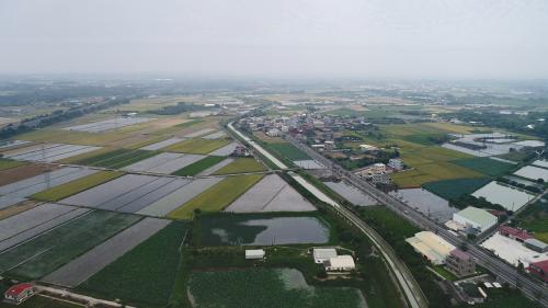 嘉南大圳及沃野良田：原本是「看天田」的嘉南地區有了灌溉水的滋潤，從此沃野千里，對台灣農業貢獻極大。
