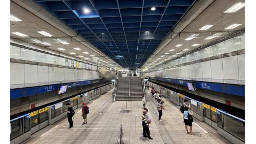 江子翠站編號為BL09，位於板橋區文化路與雙十路交叉口，於2000年8月啟用。為地下二層車站，地下二樓為月台層，設有島式月台一座，為半高式月台門。
&nbsp;