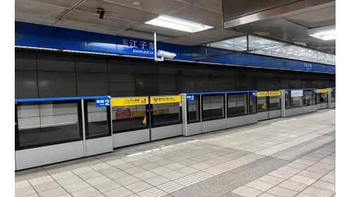 江子翠站編號為BL09，位於板橋區文化路與雙十路交叉口，於2000年8月啟用。為地下二層車站，地下二樓為月台層，設有島式月台一座，為半高式月台門。
&nbsp;