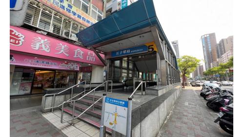 江子翠站編號為BL09，位於板橋區文化路與雙十路交叉口，於2000年8月啟用。1、2、6號出口位於西側，3、4、5號出口位於東側。無障礙電梯位於3號出口。此外6號出口與聯合開發大樓共構。
&nbsp;