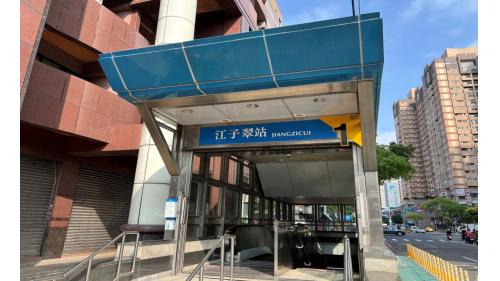江子翠站編號為BL09，位於板橋區文化路與雙十路交叉口，於2000年8月啟用。1、2、6號出口位於西側，3、4、5號出口位於東側。無障礙電梯位於3號出口。此外6號出口與聯合開發大樓共構。
&nbsp;
