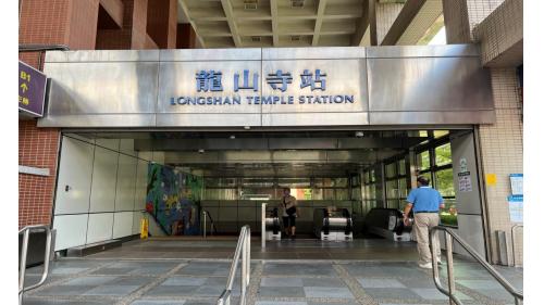 龍山寺站1、2號出口位於車站西端，3號出口位於車站東端，無障礙電梯位於1、2號出口（2號出口的無障礙電梯須換搭行政大樓內電梯，才能到地面層）。