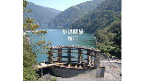 於必坦溪出口設置一道650公尺排洪隧道，可讓洪水流洩至青山水庫下游。
&nbsp;