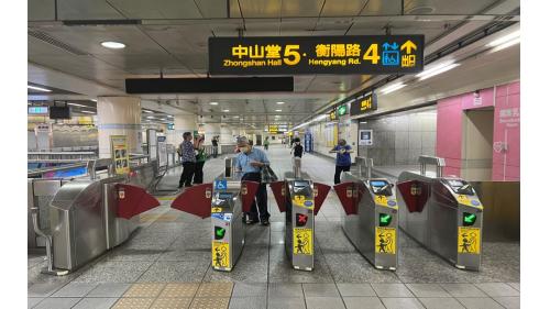 西門站站體為地下三層車站，設有6處出入口，地下一層為大廳層，西門地下街可於此通往，設有車站大廳、詢問處、自動售票機、驗票閘門、商店、ATM、洗手間、西門地下街。
&nbsp;