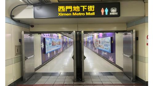 西門站站體為地下三層車站，設有6處出入口，地下一層為大廳層，西門地下街可於此通往，設有車站大廳、詢問處、自動售票機、驗票閘門、商店、ATM、洗手間、西門地下街。

&nbsp;