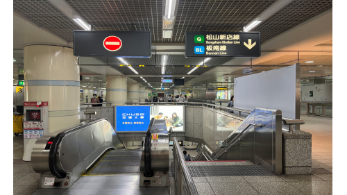 西門站站體地下二、三層為月台層，設有島式疊式月台，皆採用半高式月台門。地下二樓為一、二月台：地下三樓為三、四月台。西門站為板南線與松山新店線轉乘站，採跨月台平行轉乘方式。【圖/地下二樓一、二月台。一月台為板南線往南港展覽館方向；二月台為松山新店線往松山方向。】
&nbsp;