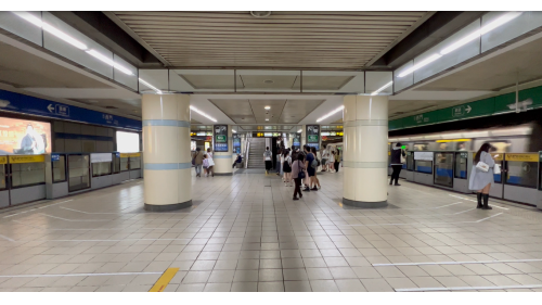 板南線旅客欲轉乘松山新店線時，可於西門站月台平行轉乘，地下二樓月台為板南線往南港展覽館方向及松山新店線往松山方向;地下三樓則為板南線往頂埔方向及松山新店線往新店方向。 【圖/地下三樓三、四月台。三月台為板南線往頂埔/亞東醫院方向；四月台為松山新店線往新店方向。】