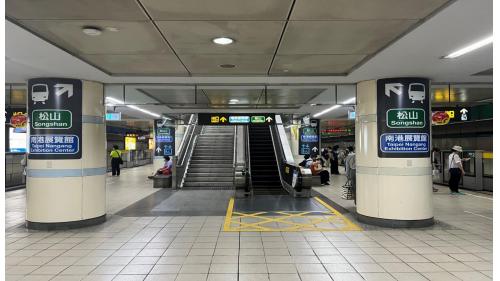 西門站站體為地下三層車站，地下二、三層為月台層，設有島式疊式月台，皆採用半高式月台門。地下二樓為一、二月台：地下三樓為三、四月台。本站為板南線與松山新店線轉乘站，採跨月台平行轉方式。【圖/地下三樓三、四月台。三月台為板南線往頂埔/亞東醫院方向；四月台為松山新店線往新店方向。】