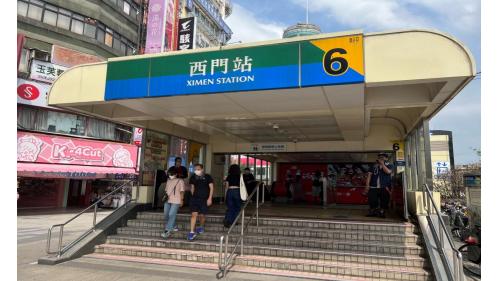 西門站站體為地下三層車站，設有6處出入口。出口1、6位於車站西側，出口2-5位於車站東側。出口6位於成都路北側、漢中街口。