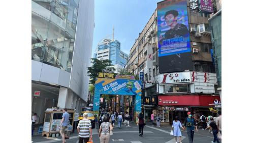 西門站站體為地下三層車站，設有6處出入口。出口1、6位於車站西側，出口2-5位於車站東側。出口6位於成都路北側、漢中街口。