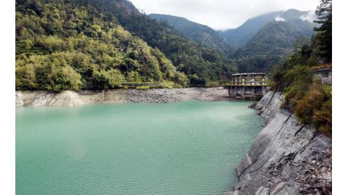 進口處有五座閘門控制，最大每秒可洩洪 3,200 立方公尺，經650公尺隧道至必坦溪出口，可讓洪水流洩至青山水庫下游。
&nbsp;
