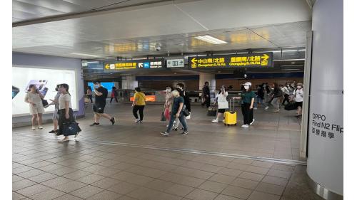 捷運台北車站站體為地下四層之地下車站，淡水信義線之轉乘站。地面層有M1至M8八座出口。地下一層為穿堂層，可與機場捷運、台北轉運站地下一樓連通，及連通到北門站，並有R、Y、K、Z區地下街。