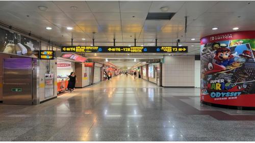 捷運台北車站站體為地下四層之地下車站，淡水信義線之轉乘站。地面層有M1至M8八座出口。地下一層為穿堂層，可與機場捷運、台北轉運站地下一樓連通，及連通到北門站，並有R、Y、K、Z區地下街。地下二層為板南線大廳層。地下三層為板南線三、四月台層及淡水信義線大廳層。地下四層為淡水信義線一、二月台層。
&nbsp;
