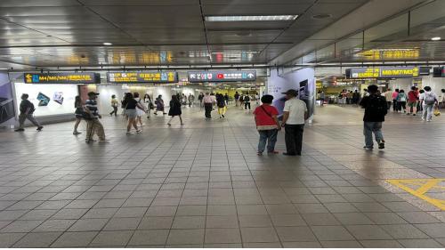 捷運台北車站站體為地下四層之地下車站，淡水信義線之轉乘站。地面層有M1至M8八座出口。地下一層為穿堂層，可與機場捷運、台北轉運站地下一樓連通，及連通到北門站，並有R、Y、K、Z區地下街。地下二層為板南線大廳層。地下三層為板南線三、四月台層及淡水信義線大廳層。地下四層為淡水信義線一、二月台層。
&nbsp;
&nbsp;