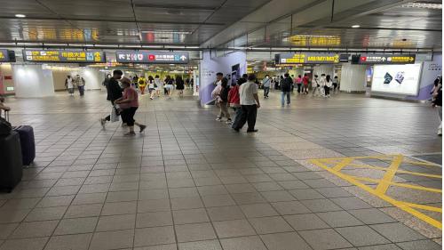 捷運台北車站站體為地下四層之地下車站，淡水信義線之轉乘站。地面層有M1至M8八座出口。地下一層為穿堂層，可與機場捷運、台北轉運站地下一樓連通，及連通到北門站，並有R、Y、K、Z區地下街。地下二層為板南線大廳層。地下三層為板南線三、四月台層及淡水信義線大廳層。地下四層為淡水信義線一、二月台層。
&nbsp;