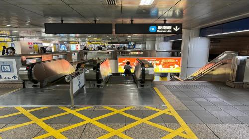 捷運台北車站站體為地下四層之地下車站，淡水信義線之轉乘站。地面層有M1至M8八座出口。地下一層為穿堂層，可與機場捷運、台北轉運站地下一樓連通，及連通到北門站，並有R、Y、K、Z區地下街。地下二層為板南線大廳層。地下三層為板南線三、四月台層及淡水信義線大廳層。地下四層為淡水信義線一、二月台層。
&nbsp;