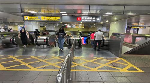 捷運台北車站站體為地下四層之地下車站，淡水信義線之轉乘站。地面層有M1至M8八座出口。地下一層為穿堂層，可與機場捷運、台北轉運站地下一樓連通，及連通到北門站，並有R、Y、K、Z區地下街。地下二層為板南線大廳層。地下三層為板南線三、四月台層及淡水信義線大廳層。地下四層為淡水信義線一、二月台層。