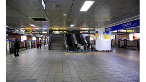 捷運台北車站站體為地下四層之地下車站，淡水信義線之轉乘站。地面層有M1至M8八座出口。地下三層為板南線三、四月台層及淡水信義線大廳層。