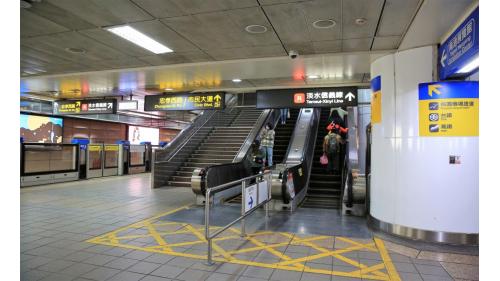 捷運台北車站站體為地下四層之地下車站，淡水信義線之轉乘站。地面層有M1至M8八座出口。地下三層為板南線三、四月台層及淡水信義線大廳層。
&nbsp;
