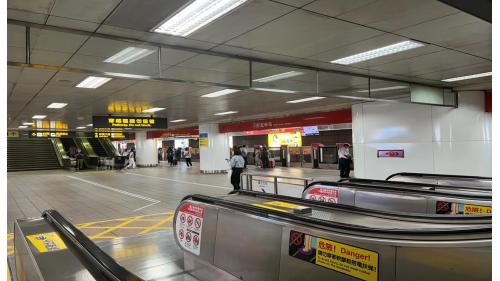 捷運台北車站站體為地下四層之地下車站，淡水信義線之轉乘站。地面層有M1至M8八座出口。地下四層為淡水信義線一、二月台層，板南線欲轉乘至淡水信義線之旅客，因板南線及淡水信義線兩線並未直接相連，故旅客必須先移動至地下二層之大廳層，搭乘手扶梯至地下四樓淡水信義線月台轉乘。
&nbsp;