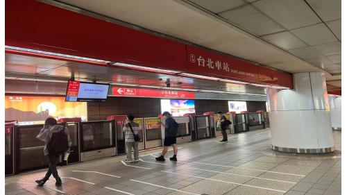 捷運台北車站站體為地下四層之地下車站，淡水信義線之轉乘站。地面層有M1至M8八座出口。地下四層為淡水信義線一、二月台層，板南線欲轉乘至淡水信義線之旅客，因板南線及淡水信義線兩線並未直接相連，故旅客必須先移動至地下二層之大廳層，搭乘手扶梯至地下四樓淡水信義線月台轉乘。
&nbsp;