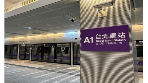 板南線台北車站欲轉乘至桃園機場捷運線之旅客，由於機場捷運A1站為獨立站體，故搭乘捷運欲在台北車站轉乘桃園機場線之旅客，需先穿越地下一樓火車站穿堂層之連通道或地下道，才可轉乘機場捷運。
&nbsp;