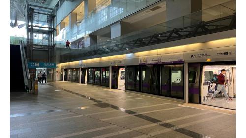 板南線台北車站欲轉乘至桃園機場捷運線之旅客，由於機場捷運A1站為獨立站體，故搭乘捷運欲在台北車站轉乘桃園機場線之旅客，需先穿越地下一樓火車站穿堂層之連通道或地下道，才可轉乘機場捷運。
&nbsp;