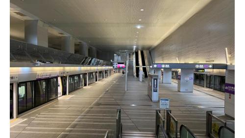 板南線台北車站欲轉乘至桃園機場捷運線之旅客，由於機場捷運A1站為獨立站體，故搭乘捷運欲在台北車站轉乘桃園機場線之旅客，需先穿越地下一樓火車站穿堂層之連通道或地下道，才可轉乘機場捷運。