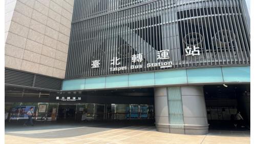 台北車站為台鐵、高鐵及捷運共構之轉運站，鄰近設有公車站與長途客運站，是全台運量最大的車站，為台北最重要的交通樞紐之一，車站內設有微風廣場，鄰近有知名百貨公司及購物廣場，是台北地區相當熱鬧的人潮聚集地。【圖/臺北轉運站】
&nbsp;