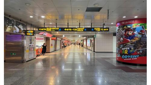 台北車站為台鐵、高鐵及捷運共構之轉運站，鄰近設有公車站與長途客運站，是全台運量最大的車站，為台北最重要的交通樞紐之一，車站內設有微風廣場，鄰近有知名百貨公司及購物廣場，是台北地區相當熱鬧的人潮聚集地。【圖/臺北車站週邊之京站時尚廣場】
&nbsp;