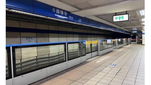 善導寺站位於忠孝東路一段下方，林森南路口與紹興南北街口間，為地下二層車站，設有6處出入口，地下二樓為月台層，為一島式月台，且設有半高式月台門。
&nbsp;