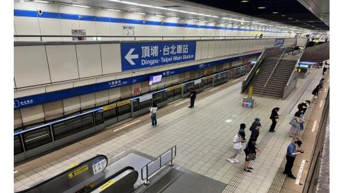 善導寺站位於忠孝東路一段下方，林森南路口與紹興南北街口間，為地下二層車站，設有6處出入口，地下二樓為月台層，為一島式月台，且設有半高式月台門。
&nbsp;