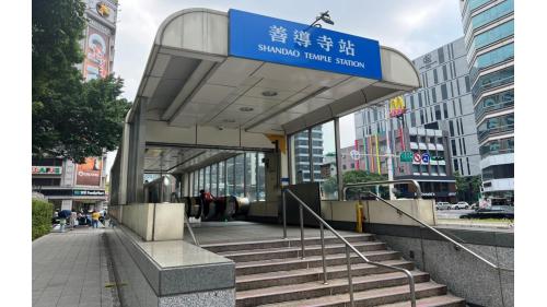 善導寺站位於忠孝東路一段下方，林森南路口與紹興南北街口間，為地下二層車站，設有6處出入口。
