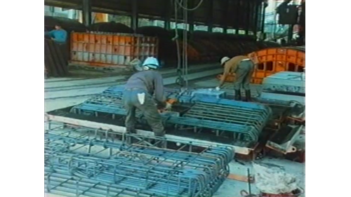 &nbsp;         道板生產的程序為工作人員先置放鋼筋籠，接著澆鑄混凝土。經過震動修飾後，再使用蒸汽養生。退模後再放入水池養生。