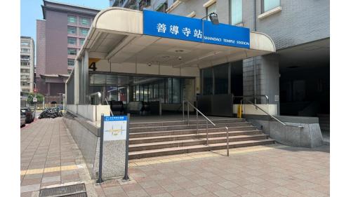 善導寺站位於忠孝東路一段下方，林森南路口與紹興南北街口間，為地下二層車站，設有6處出入口。
&nbsp;
