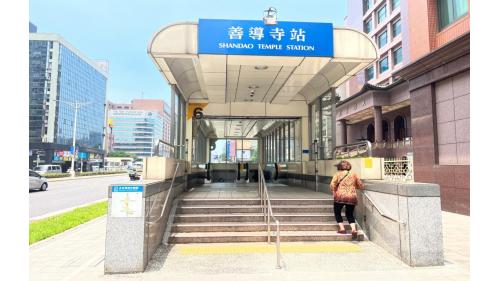 善導寺站位於忠孝東路一段下方，林森南路口與紹興南北街口間，為地下二層車站，設有6處出入口。
&nbsp;