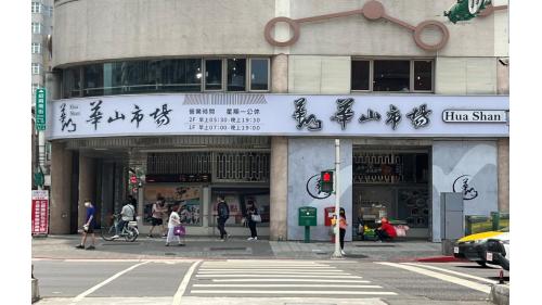 善導寺站位於忠孝東路一段下方，林森南路口與紹興南北街口間，為地下二層車站，設有6處出入口。
&nbsp;