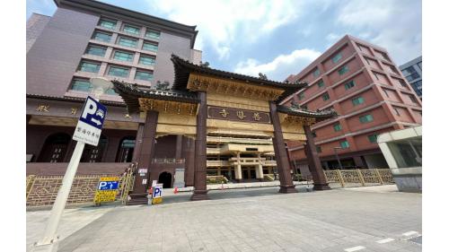 善導寺站位於忠孝東路一段下方，林森南路口與紹興南北街口間，為地下二層車站，設有6處出入口。
&nbsp;