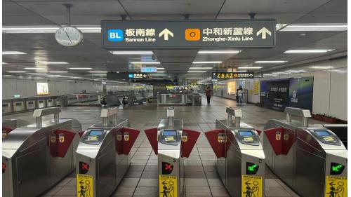 忠孝新生站副站名為台北科大，於1999年12月通車啟用：中和新蘆線編號為O07，於2010年11月啟用通車，為中和新蘆線之轉乘站。站體為地下三層設計，設有7處出入口，地下一樓為大廳層;地下二樓為板南線月台層，地下三樓為中和新蘆線月台層，板南線為島式月台及設有半高式月台門。【圖/忠孝新生站板南線大廳層】
