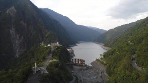 進口處有五座閘門控制，最大每秒可洩洪 3,200 立方公尺，經650公尺隧道至必坦溪出口，可讓洪水流洩至青山水庫下游。
&nbsp;