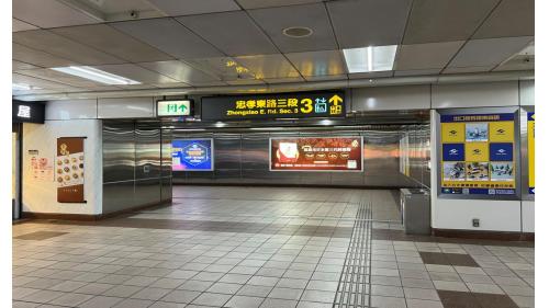 忠孝新生站副站名為台北科大，於1999年12月通車啟用：中和新蘆線編號為O07，於2010年11月啟用通車，為中和新蘆線之轉乘站。站體為地下三層設計，設有7處出入口，地下一樓為大廳層;地下二樓為板南線月台層，地下三樓為中和新蘆線月台層，板南線為島式月台及設有半高式月台門。【圖/忠孝新生站板南線大廳層】
