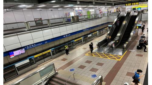 忠孝新生站副站名為台北科大，於1999年12月通車啟用：中和新蘆線編號為O07，於2010年11月啟用通車，為中和新蘆線之轉乘站。站體為地下三層設計，設有7處出入口，地下一樓為大廳層;地下二樓為板南線月台層，地下三樓為中和新蘆線月台層，板南線為島式月台及設有半高式月台門。【圖/忠孝新生站板南線月台層俯瞰】
&nbsp;