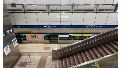 忠孝新生站副站名為台北科大，於1999年12月通車啟用：中和新蘆線編號為O07，於2010年11月啟用通車，為中和新蘆線之轉乘站。站體為地下三層設計，設有7處出入口，地下一樓為大廳層;地下二樓為板南線月台層，地下三樓為中和新蘆線月台層，板南線為島式月台及設有半高式月台門。【圖/忠孝新生站板南線月台層】
