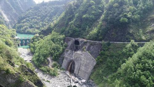 馬蹄型鋼筋混凝土襯砌隧道，直徑 11.6 公尺，長 650 公尺，穿過大壩左岸山腰，在必坦溪出口，最大每秒可洩洪 3,200 立方公尺。大雨時將洪水經隧道排放至青山壩的下游，減輕德基水庫大壩的負擔。
&nbsp;