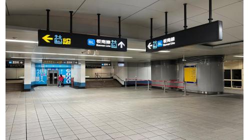 忠孝新生站副站名為台北科大，於1999年12月通車啟用：中和新蘆線編號為O07，於2010年11月啟用通車，為中和新蘆線之轉乘站。站體為地下三層設計，設有7處出入口，地下一樓為大廳層;地下二樓為板南線月台層，地下三樓為中和新蘆線月台層，板南線為島式月台及設有半高式月台門。【圖/忠孝新生站中和新蘆線月台層】
&nbsp;