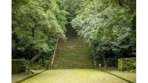 基隆港:基隆二沙灣砲台上台階梯，又名「海門天險」，是位於台灣基隆市的一座砲台，為中華民國一級古蹟  1885年台灣巡撫劉銘傳所修築