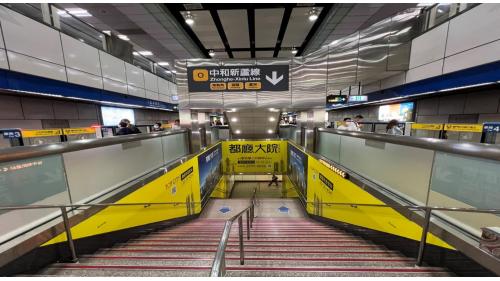 忠孝新生站副站名為台北科大，為轉乘中和新蘆線之旅客可搭乘電扶梯或走樓樓至地下樓轉乘。【圖/忠孝新生站板南線B2月台層欲往B3中和新蘆線月台層之樓梯】
&nbsp;