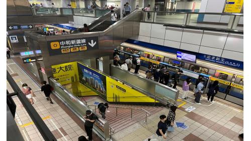 忠孝新生站副站名為台北科大，為轉乘中和新蘆線之旅客可搭乘電扶梯或走樓樓至地下樓轉乘。【圖/忠孝新生站板南線B2月台層欲往B3中和新蘆線月台層之樓梯】